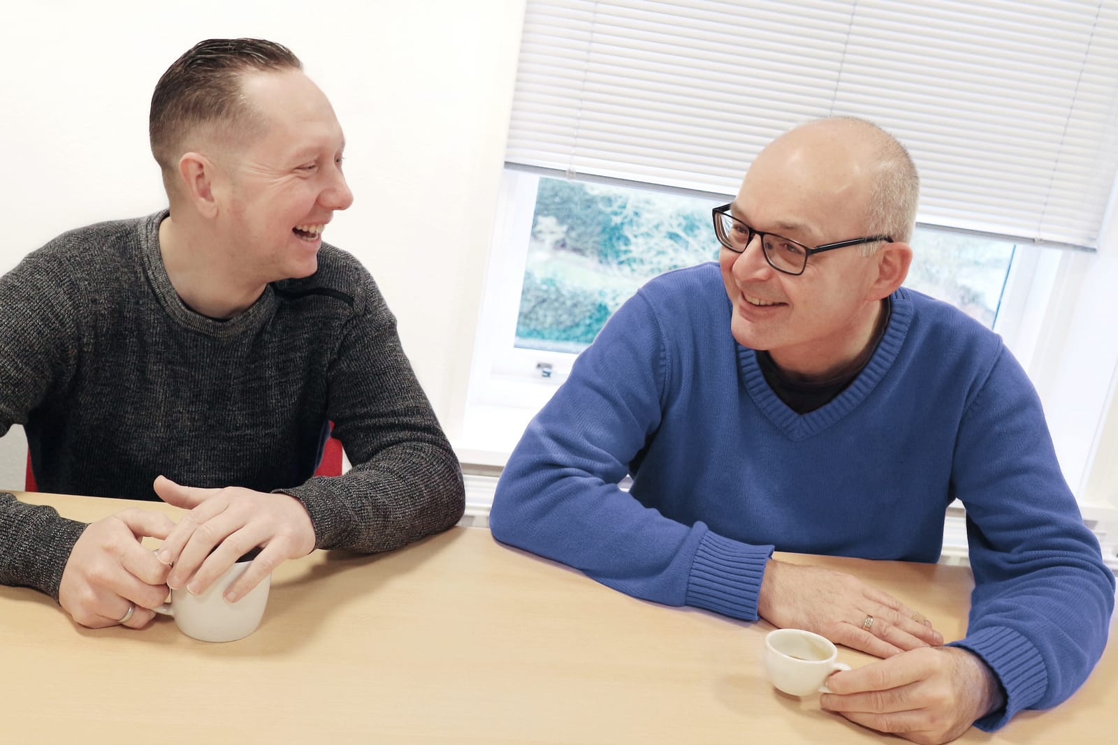 Karel en Henk Jan in gesprek op kantoor